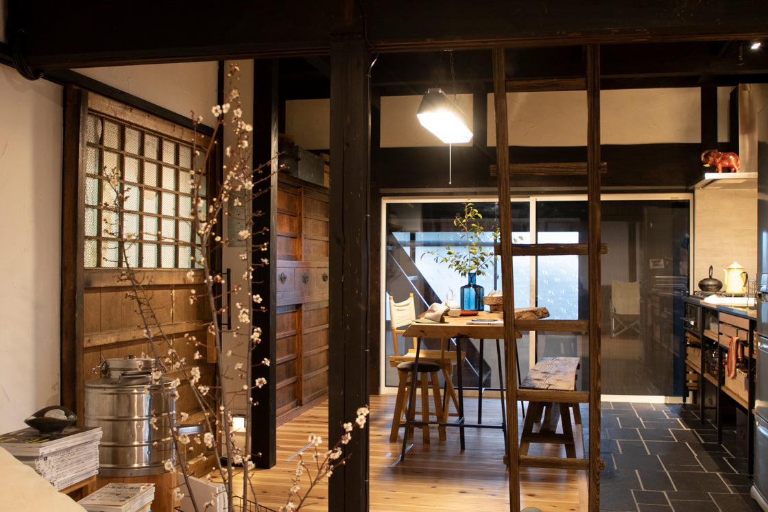 建屋、格子戸、箪笥。この古民家のすべてを残したい。