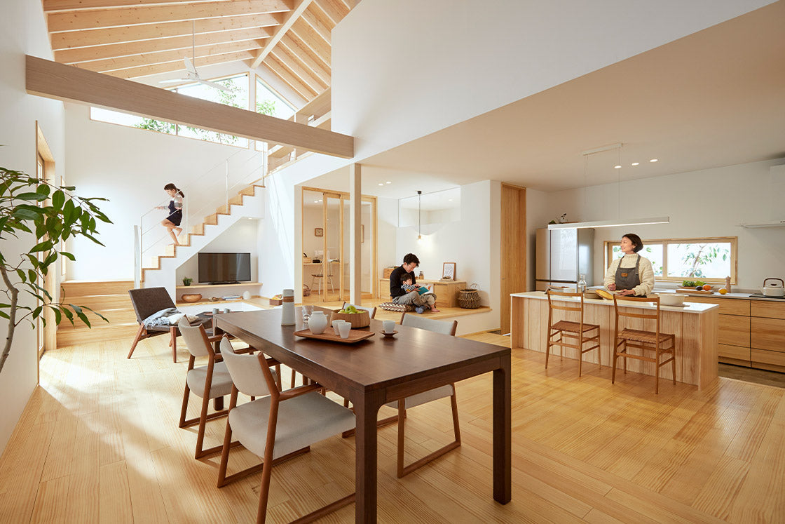 吹き抜けと、きりづま屋根の家
